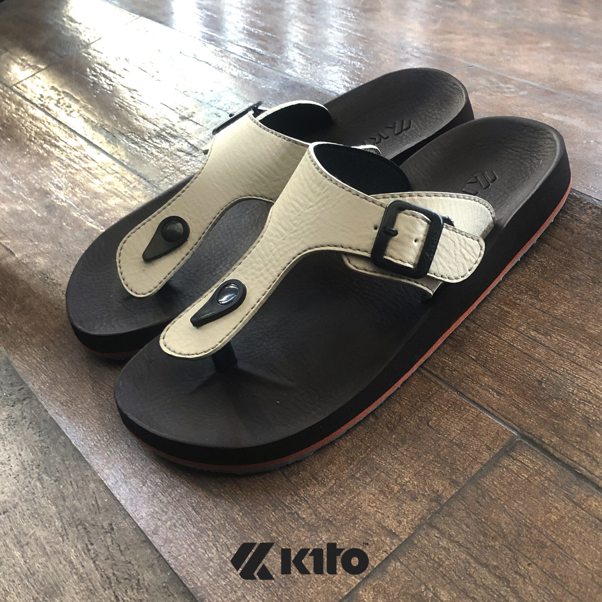 AA54 BLACK_WHITE Kito รองเท้าแตะ AA54 สีขาวดำ รองเท้าผู้ชาย รองเท้าผู้หญิง รองเท้า รองเท้าแตะหนีบ